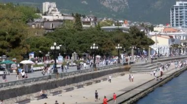 YALTA, 1 Mayıs 2018 Yalta seti. Kırım. Karadeniz ve dağların manzara manzarası. Yaz günü. Güney Sahili.