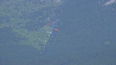 Çok renkli balonlar mavi, beyaz ve kırmızı renkler Dağları nın arka plan karşı yükselişi.