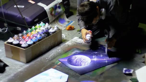 Jalta Května 2018 Pouliční Graffiti Malíř Maluje Obraz Pomocí Spreje — Stock video