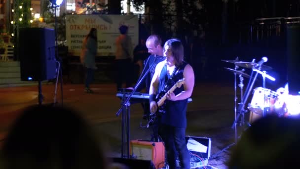Banda de rock de rua toca guitarras, bateria e canta músicas à noite — Vídeo de Stock