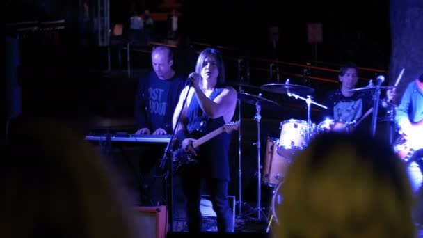 街头摇滚乐队在晚上演奏吉他、鼓和唱歌 — 图库视频影像