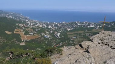 Manzaralı bir çarpı dağlarda kayaya.