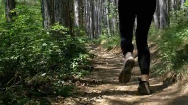 Dağ orman iz yolu üzerinde çalışan Hiking Traveler kadının ayakları üzerinde görünümü