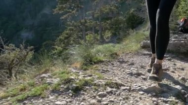 Gezgin Kadın 'ın Dağdaki Uçurumun Tepesinde Yürüyüşü' ne bakın. Yavaş Hareket