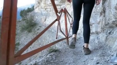 Görünümü Stone Mountain Trail yolunda yürürken Hiking Traveler kadının ayakları üzerinde. Ağır çekim