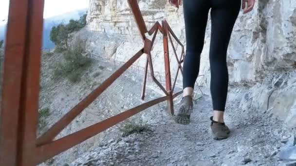 Zicht op de voeten van reiziger vrouw wandelen op Trail pad in Stone Mountain. Slow Motion — Stockvideo