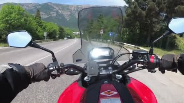 Motocyklista jede na malebné horské silnici na hadí kmeny v horách — Stock video
