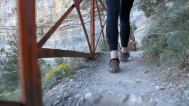 Görünümü Stone Mountain Trail yolunda yürürken Hiking Traveler kadının ayakları üzerinde. Kamera takip yürüyüşçü bacaklar