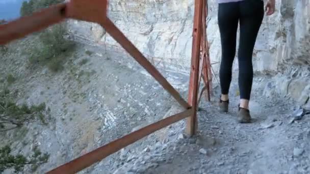 Προβολή στα πόδια της γυναίκας ταξιδιώτη, πεζοπορία, περπάτημα στο μονοπάτι στο βουνό πετρών. Κάμερα παρακολούθησης πεζοπόρους πόδια — Αρχείο Βίντεο