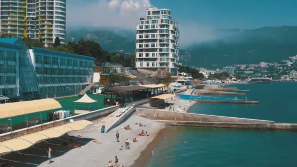 Vista panorámica de las playas en grandes hoteles en Yalta, Crimea — Vídeo de stock