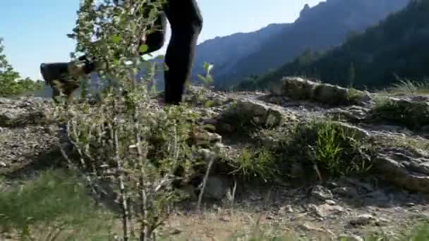 Vista sui piedi del viaggiatore Donna Escursioni a piedi sulla cima della scogliera in montagna. Rallentatore — Video Stock