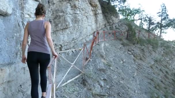 Blick auf die Füße einer Wanderin, die auf einem Wanderweg in Steinberg wandert. Kamera folgt Wanderern auf die Beine — Stockvideo
