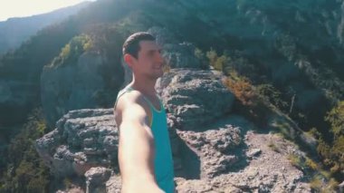 Dostum Felsberg ile gülümsüyor, çapraz üstündeki Gezgin sevinir ve kamera onun etrafında döner