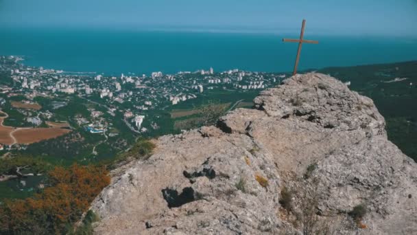 Пейзаж на скале с крестом в горах . — стоковое видео