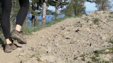Görünüm Cliff dağ üstünde yürüme Hiking Traveler kadının ayakları üzerinde. Kayaların üzerinde yürüme