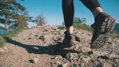 Gezgin Kadın 'ın Dağdaki Uçurumun Tepesinde Yürüyüşü' ne bakın. Yavaş Hareket