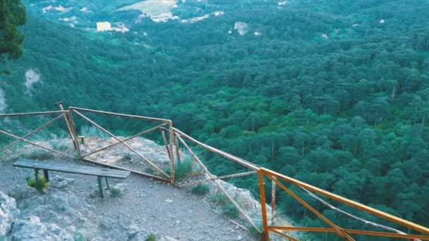 Paisaje vista del sendero de la montaña y un banco en un acantilado — Vídeo de stock