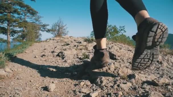 Kilátás az utazó lábára Nő Túrázás Séta a hegy tetején a szikla tetején. Lassú mozgás — Stock videók