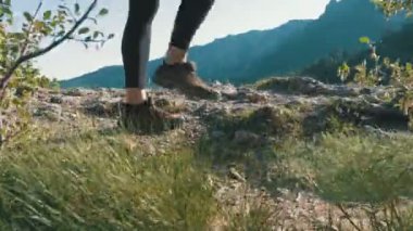 Görünüm Cliff dağ üstünde yürüme Hiking Traveler kadının ayakları üzerinde. Kayaların üzerinde yürüme