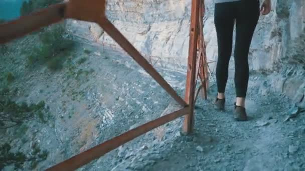 Blick auf die Füße einer Wanderin, die auf einem Wanderweg in Steinberg wandert. Kamera folgt Wanderern auf die Beine — Stockvideo