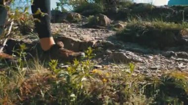 Görünüm Cliff dağ üstünde yürüme Hiking Traveler kadının ayakları üzerinde. Kayaların üzerinde yürüme