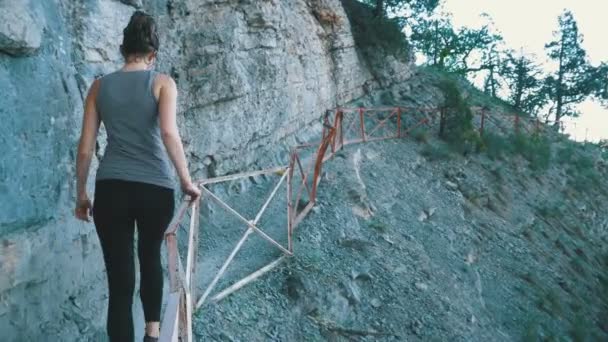 Вид на ноги женщины-трейлера, идущей пешком по тропинке в Каменной горе. Камера следует за ногами пешеходов — стоковое видео