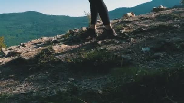 Visa på fötter av resenären kvinna vandring promenader på toppen av klippan i berg. Gå på klipporna — Stockvideo