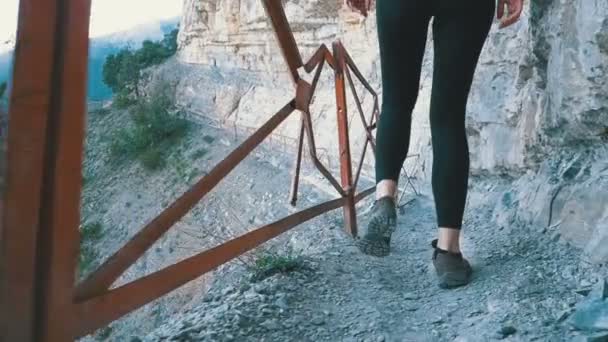 Zicht op de voeten van reiziger vrouw wandelen op Trail pad in Stone Mountain. Slow Motion — Stockvideo