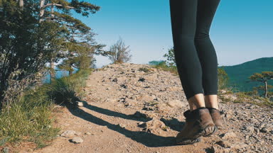 Gezgin Kadın 'ın Dağdaki Uçurumun Tepesinde Yürüyüşü' ne bakın. Yavaş Hareket