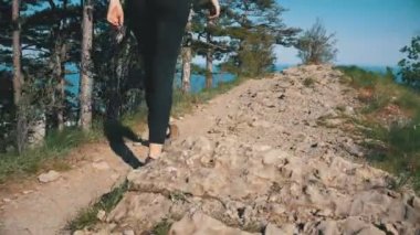 Görünüm Cliff dağ üstünde yürüme Hiking Traveler kadının ayakları üzerinde. Kayaların üzerinde yürüme