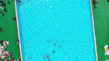 Tatildeki İnsanlarla Mavi Havuz 'un üzerinden uçmak. Temiz yüzme havuzunda hava manzarası