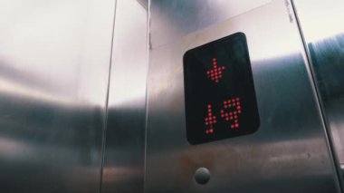 Asansörde Arrow Down 15 'ten 7. kata kadar olan katları gösteriyor.