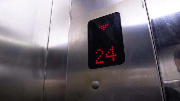 Pantalla digital en el elevador con flecha hacia abajo muestra pisos de 24 a 20 — Vídeo de stock