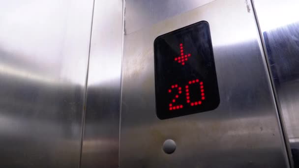 Digitální displej ve výtahu se šipkou dolů ukazuje podlahy od 24. do 1. patra. — Stock video