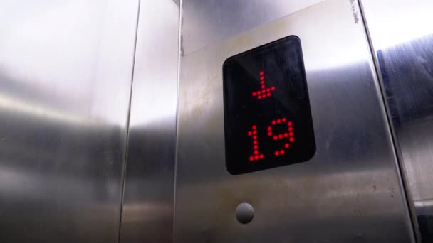 엘리베이터의 디지털 디스플레이 아래 화살표와 함께 20 층에서 15 층을 보여 줍니다. — 비디오
