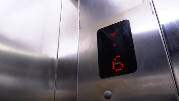 Display digital no elevador com seta para baixo mostra pisos de 7st ao primeiro andar — Vídeo de Stock