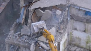 İnşaat alanındaki Buldozer Mekanik Kolu ile Eski Beton Evi 'ni Yok Etmek