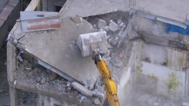 Het vernietigen van oude betonnen huis met behulp van mechanische arm van Bulldozer op bouwplaats — Stockvideo