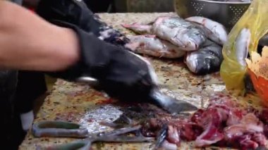 Market Stall 'daki Balığı Kesmek. Kadın Elle Temizleme ve Taze Balık Kesme