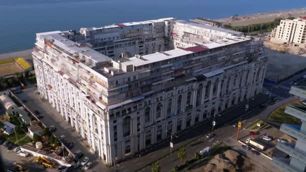 Batumi, Panoramiczny widok z wysokiego wielopiętrowego budynku. Różne budynki, dachy, domy, nasyp nad Morzem Czarnym. — Wideo stockowe