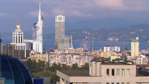 Batumi, Panoramisch uitzicht vanuit een hoog gebouw met meerdere verdiepingen. Diverse gebouwen, daken, huizen, dijk aan de Zwarte Zee. — Stockvideo