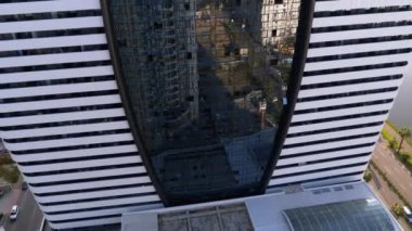 Çok Katlı ve Pencereli Modern Çok Katlı Bina. Şehrin pencerelere yansıması