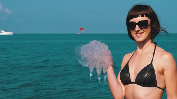 Woman Holds a Large Sea Jellyfish against the backdrop of the Black Sea (em inglês). Rizostoma — Vídeo de Stock