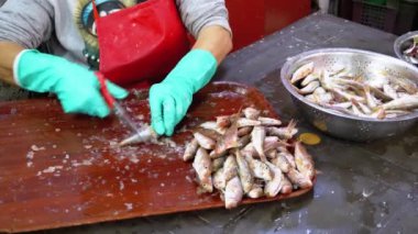 Market Stall 'daki Balığı Kesmek. Kadın Elle Temizleme ve Taze Balık Kesme