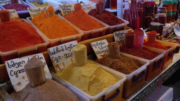 Olika orientaliska kryddor och säsonger på gatumarknaden i Georgien. Batumi Ordförande. — Stockvideo