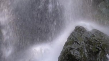 Sonbaharda Makhuntseti Şelalesi. Düşen Su Kayalara Vuruyor. Yavaş Hareket.