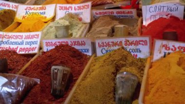 Georgia 'daki Sokak Pazarı' nda çeşitli Doğu Baharatları ve Mevsimleri. Batum.