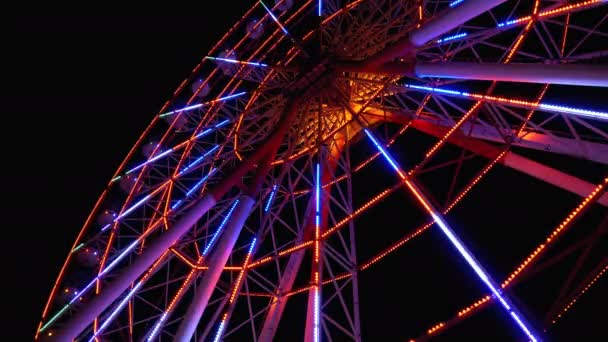 Riesenrad mit Lichtern dreht sich nachts — Stockvideo