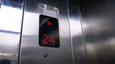 Asansörde Arrow Down ile Dijital Görüntü 24 ile 20 arasında Döşemeleri Gösterir