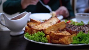 Gürcistan Restoranında Biftek ve Patates ve Salata.